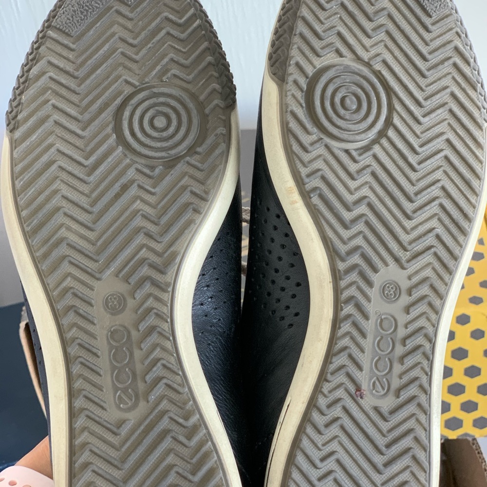 Ecco Sneaker - image 4